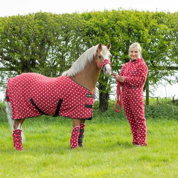 Supreme Products Dotty Fleece Rug - Rich Raspberry - 6'9"
